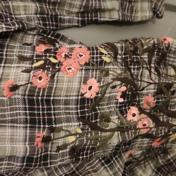 NEW EDDIE Bauer embroidered blouse. Sz 2XL NEW WITH TAGS. CLOSET CLOSING - Picture 2 of 11